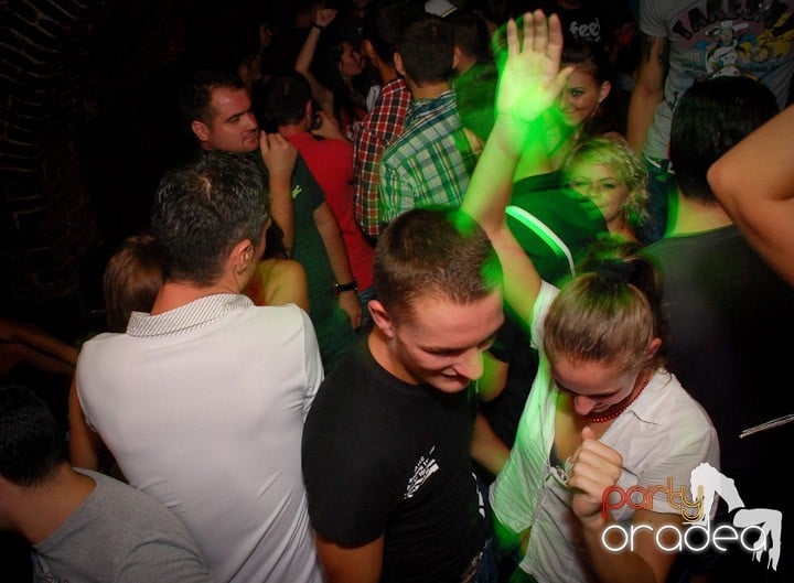 Câştigătorii se adună în Club Escape, 