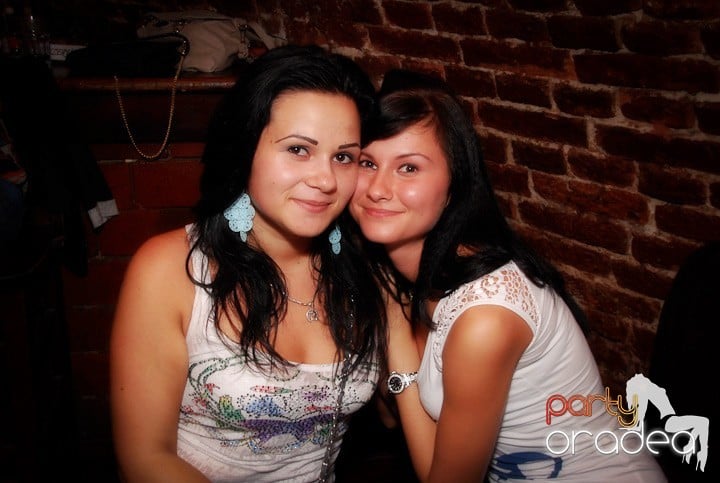 Câştigătorii se adună în Club Escape, 