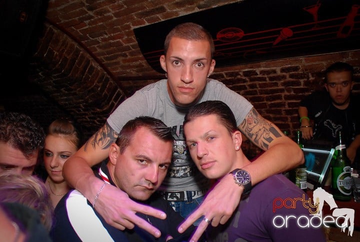 Câştigătorii se adună în Club Escape, 