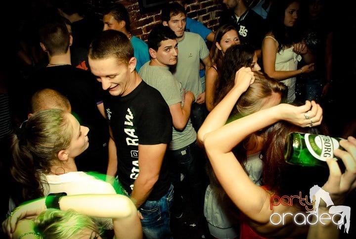 Câştigătorii se adună în Club Escape, 