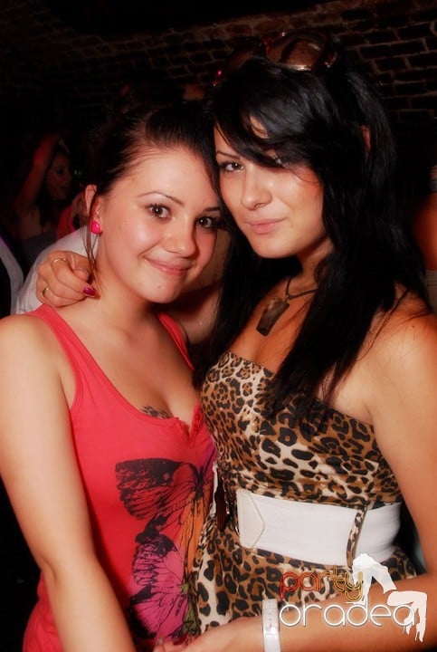 Câştigătorii se adună în Club Escape, 