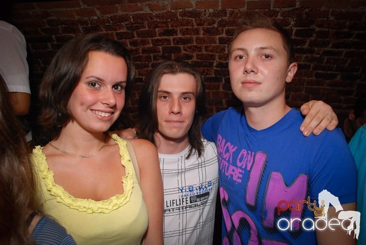 Câştigătorii se adună în Club Escape, 