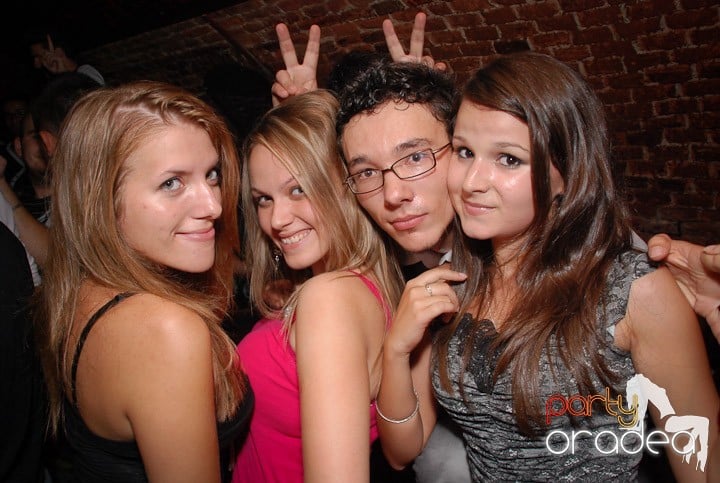 Câştigătorii se adună în Club Escape, 