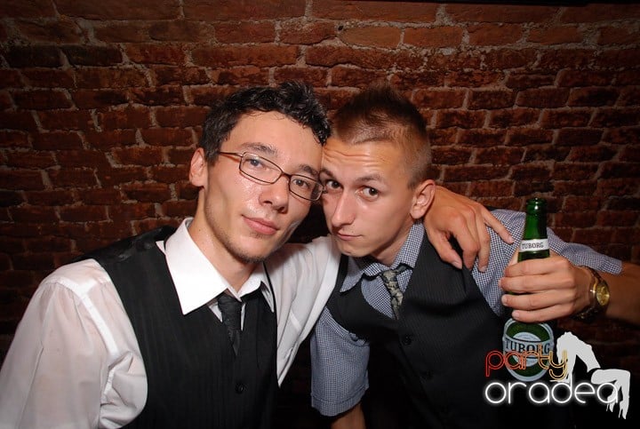 Câştigătorii se adună în Club Escape, 