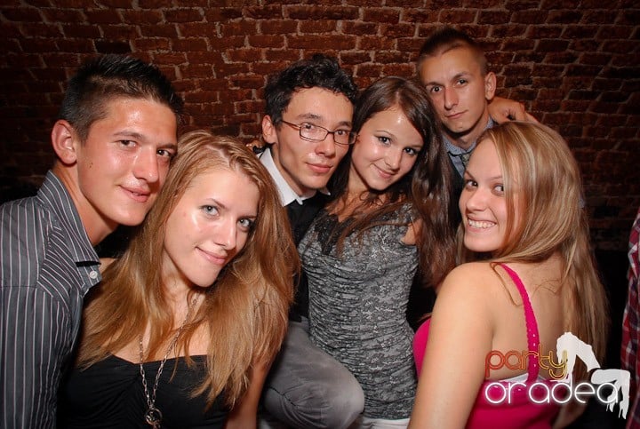 Câştigătorii se adună în Club Escape, 