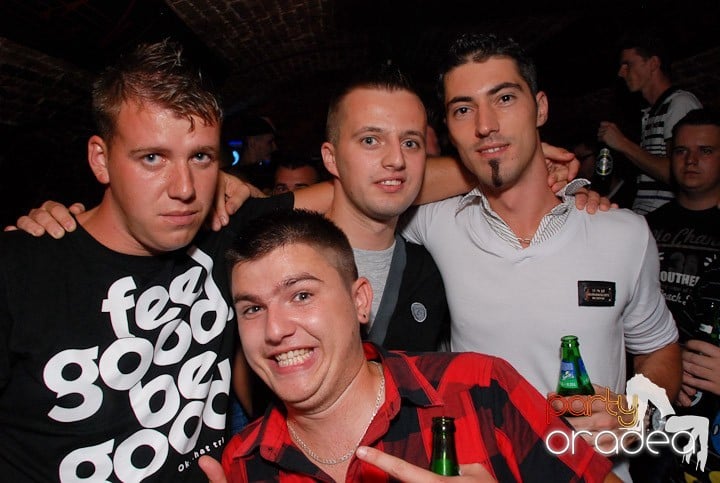 Câştigătorii se adună în Club Escape, 