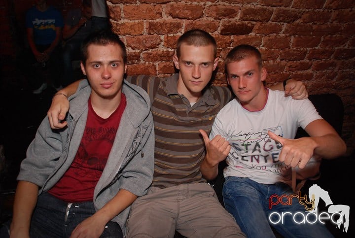 Câştigătorii se adună în Club Escape, 