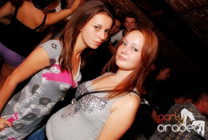 Câştigătorii se adună în Club Escape, 