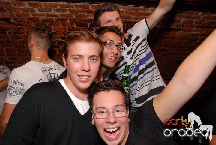 Câştigătorii se adună în Club Escape, 