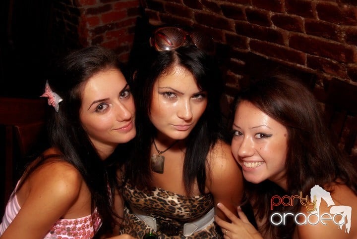 Câştigătorii se adună în Club Escape, 