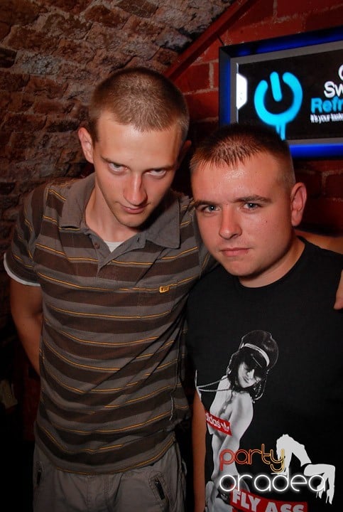 Câştigătorii se adună în Club Escape, 