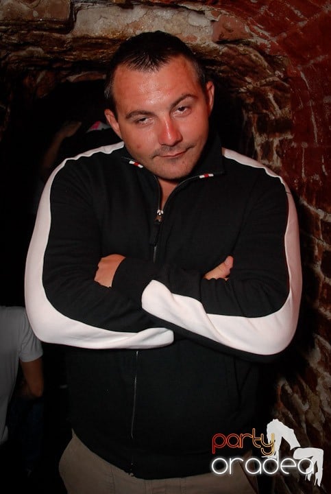 Câştigătorii se adună în Club Escape, 