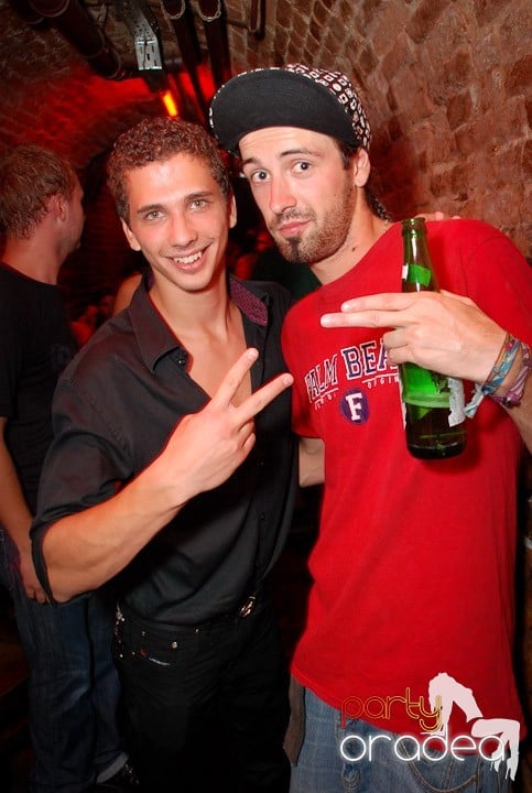 Câştigătorii se adună în Club Escape, 