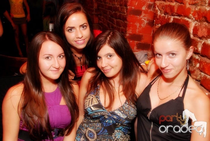 Câştigătorii se adună în Club Escape, 