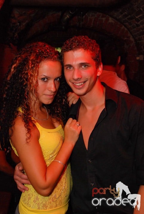 Câştigătorii se adună în Club Escape, 