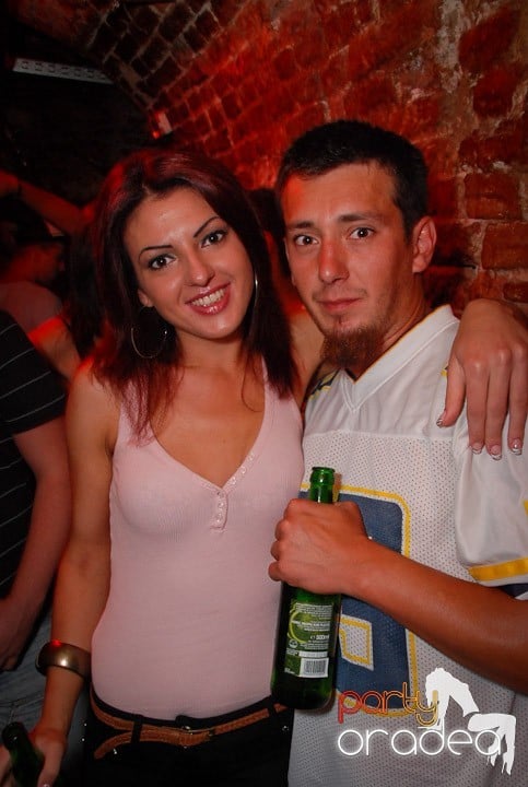 Câştigătorii se adună în Club Escape, 