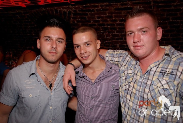 Câştigătorii se adună în Club Escape, 