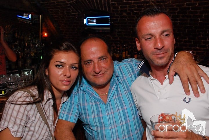 Câştigătorii se adună în Club Escape, 