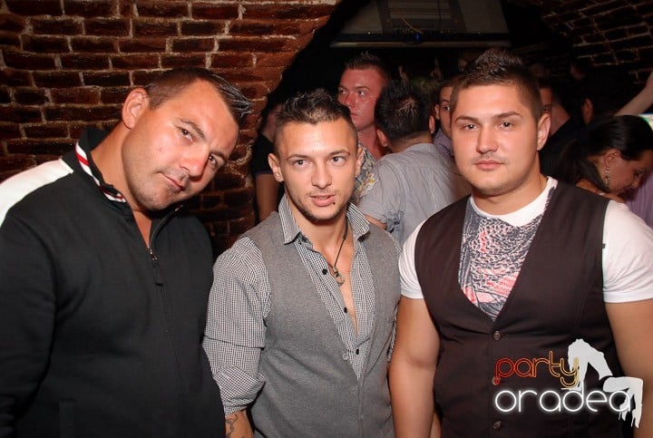 Câştigătorii se adună în Club Escape, 