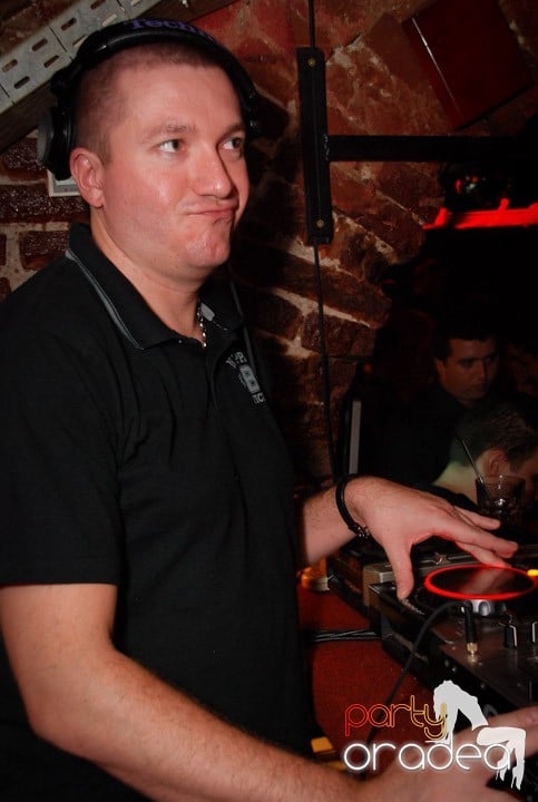 Câştigătorii se adună în Club Escape, 