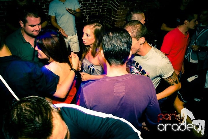 Câştigătorii se adună în Club Escape, 