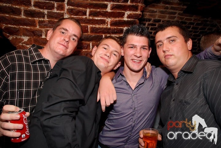 Câştigătorii se adună în Club Escape, 