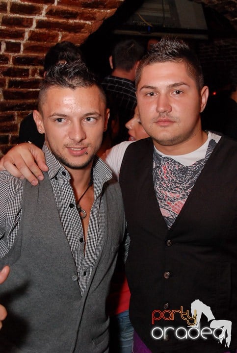 Câştigătorii se adună în Club Escape, 