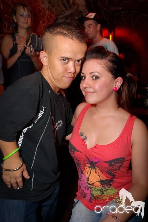 Câştigătorii se adună în Club Escape, 