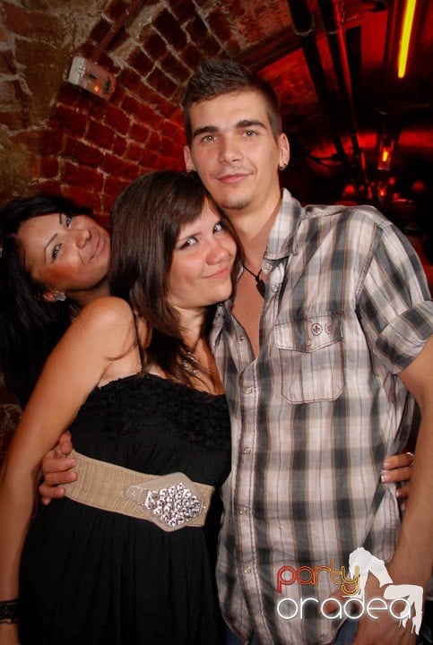 Câştigătorii se adună în Club Escape, 