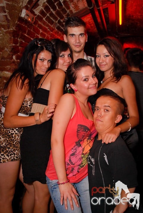 Câştigătorii se adună în Club Escape, 