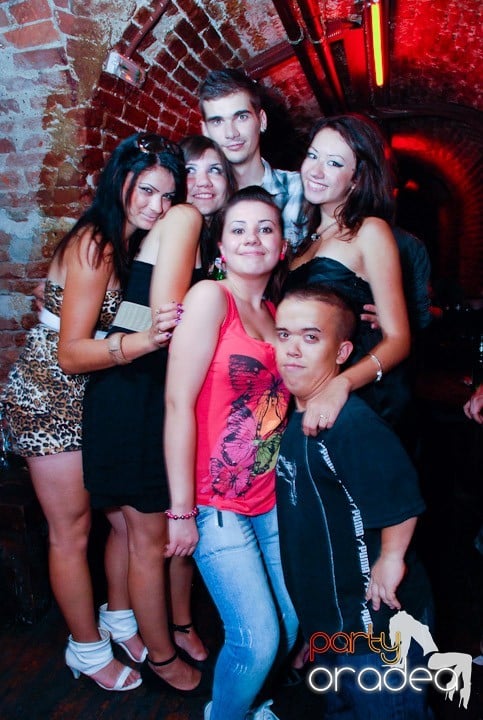 Câştigătorii se adună în Club Escape, 