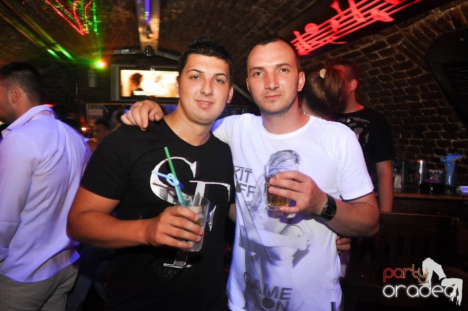 Caveman and Prody in the Mix în Escape, 