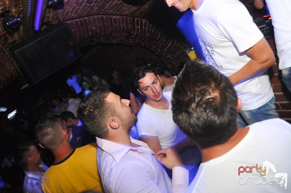 Caveman and Prody in the Mix în Escape, 