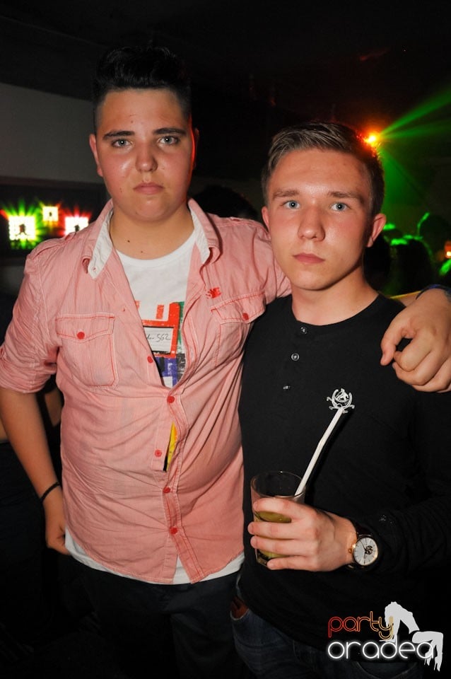 Champagne Showers Party în Heat Club,