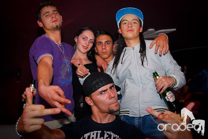 Distracţie de sâmbătă în Clubul Atti's, 