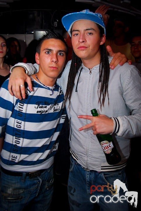 Distracţie de sâmbătă în Clubul Atti's, 