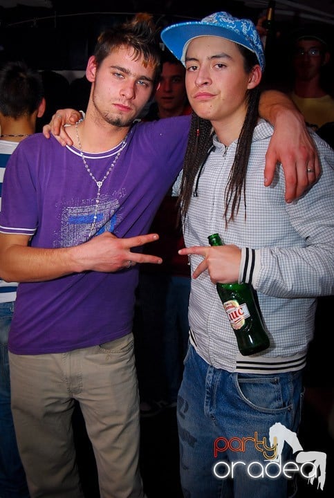 Distracţie de sâmbătă în Clubul Atti's, 