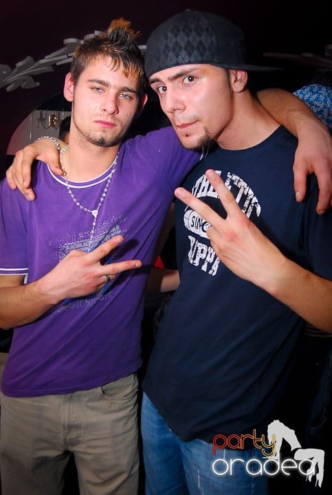 Distracţie de sâmbătă în Clubul Atti's, 