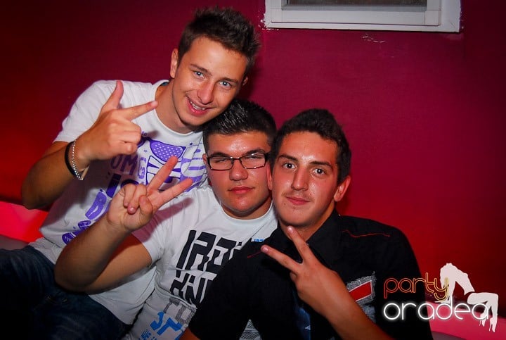 Distracţie de sâmbătă în Clubul Atti's, 