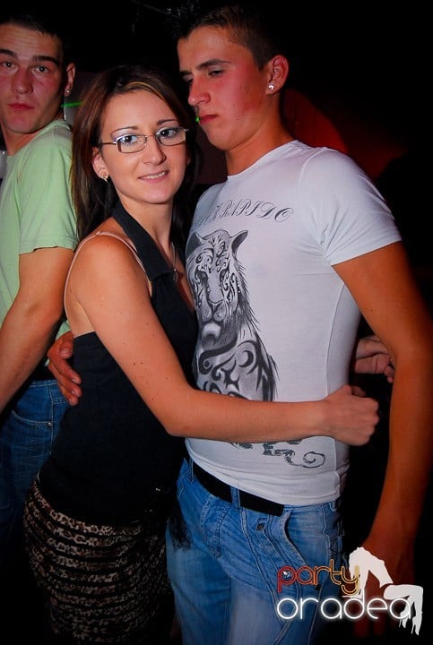 Distracţie de sâmbătă în Clubul Atti's, 