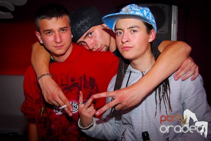 Distracţie de sâmbătă în Clubul Atti's, 