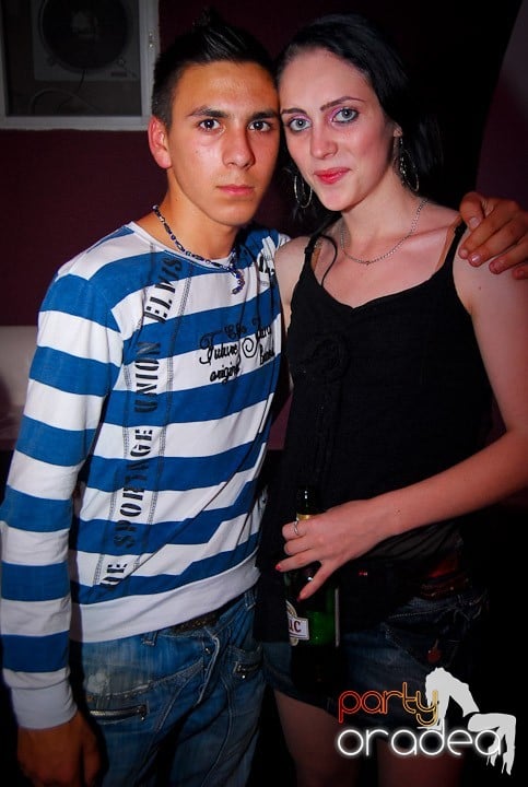 Distracţie de sâmbătă în Clubul Atti's, 