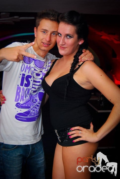 Distracţie de sâmbătă în Clubul Atti's, 