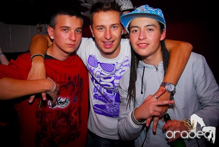 Distracţie de sâmbătă în Clubul Atti's, 