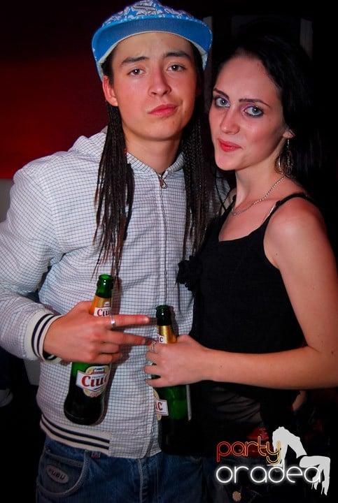 Distracţie de sâmbătă în Clubul Atti's, 