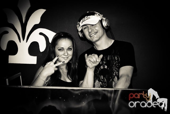 Distracţie de sâmbătă în Clubul Atti's, 