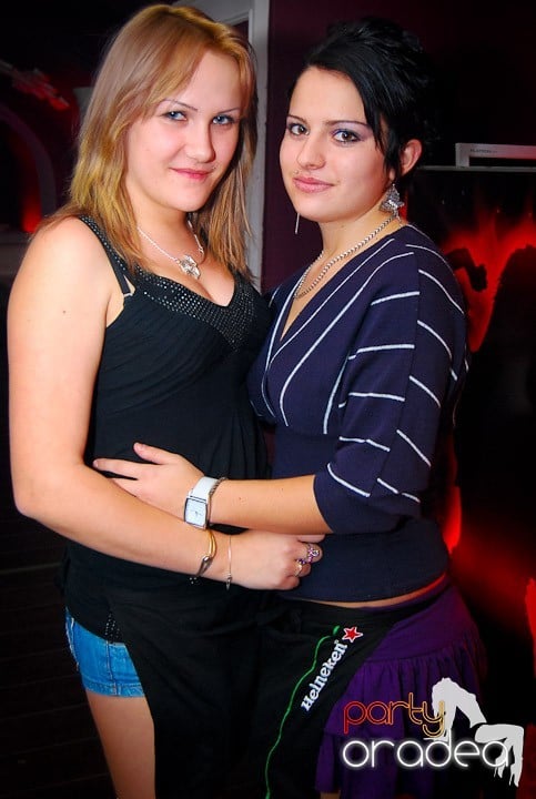 Distracţie de sâmbătă în Clubul Atti's, 