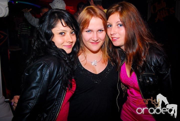 Distracţie de sâmbătă în Clubul Atti's, 