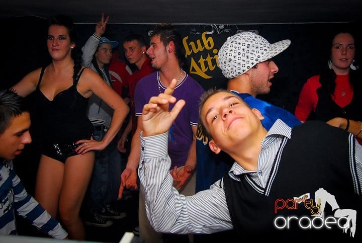 Distracţie de sâmbătă în Clubul Atti's, 