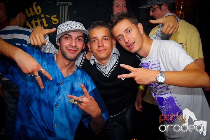 Distracţie de sâmbătă în Clubul Atti's, 